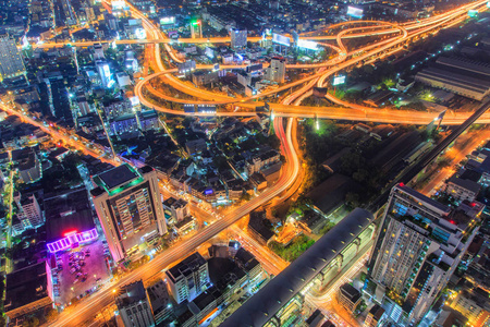 曼谷在晚上和高速公路的角度出发，从彩虹塔