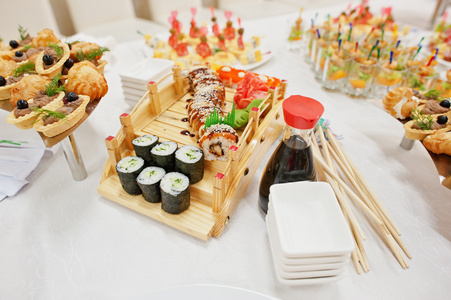 寿司在婚宴上的食物图片