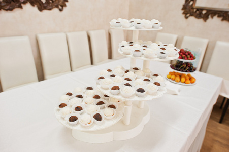 纸杯蛋糕和糖果在婚宴上