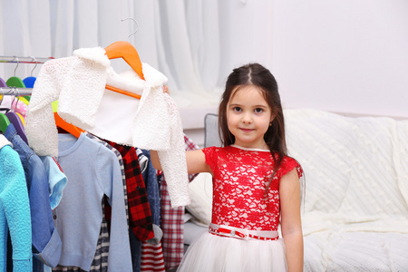 一位年轻美丽的印度亚洲妇女在商场时装店的试衣间试穿新衣服的肖像