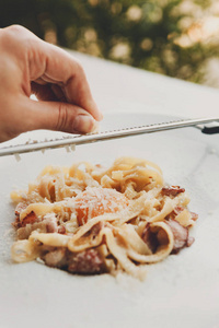 链篦马上传统的意大利面食 carbonara 配培根和鸡蛋