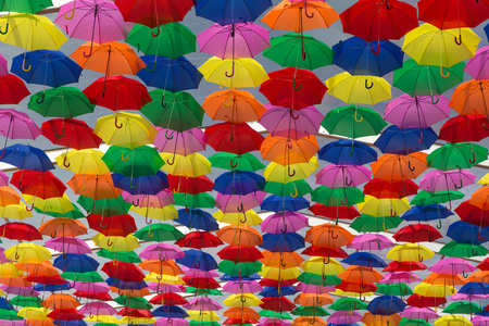 大量的遮阳伞着色天空