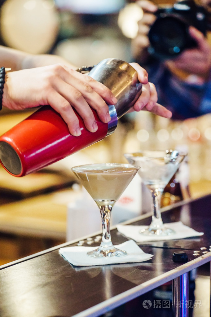 制作鸡尾酒调酒师