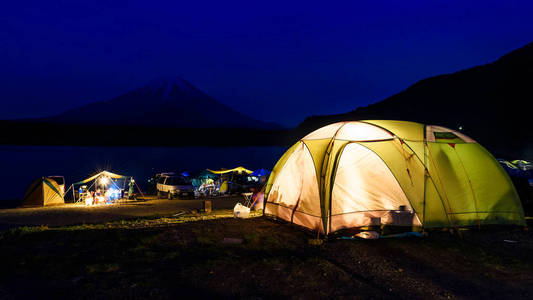 在湖商事露营与富士山视图