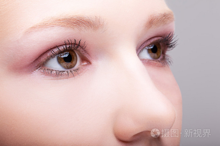 眼睛化妆的女性面部特写