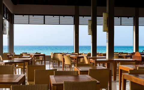 古巴的餐厅，以海洋地平线的看法