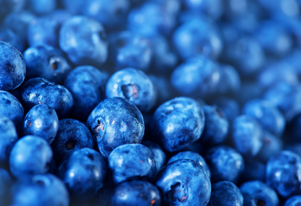 桌上的新鲜蓝莓