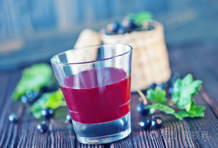 黑穗醋栗汁在玻璃