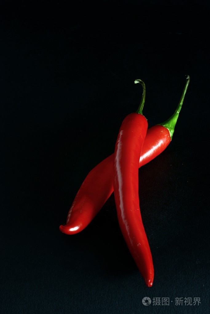 辣椒在深色背景上亚洲食品