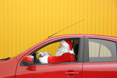 圣诞老人在红色的车