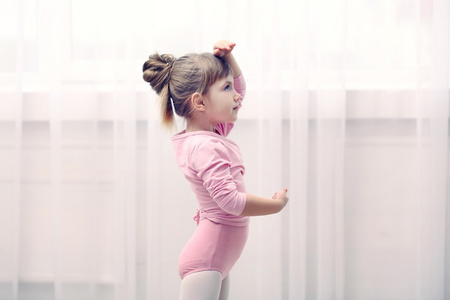 快乐的小女孩随着音乐跳舞.小女孩听音乐在耳机.