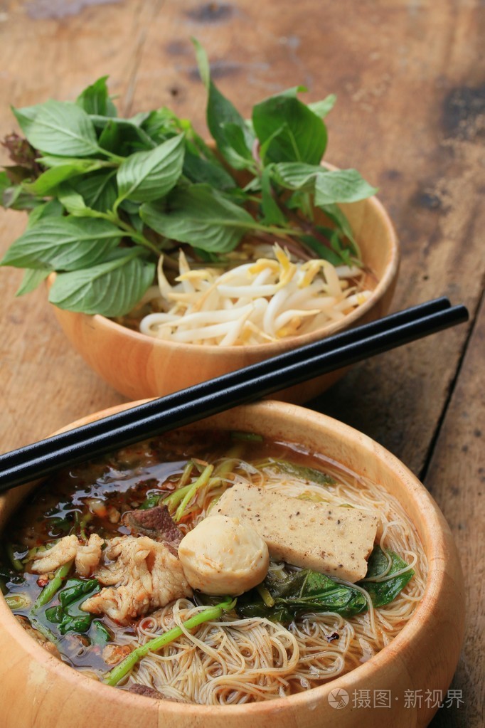 汤亚洲风格的牛肉拌面