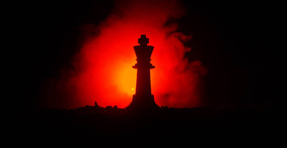 国际象棋棋盘游戏概念经营思路和竞争与战略思想概念 黑色背景与烟和雾的国际象棋棋子相似素材图片 摄图新视界
