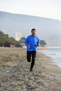 年轻的运动人在健身锻炼了海边沙滩上运行清晨