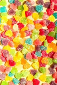 五彩缤纷的糖果甜食的心形背景照片