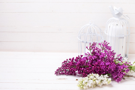 紫丁香鲜花和蜡烛