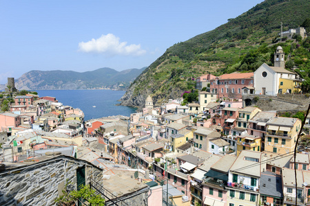 多彩的村庄 Vernazza 和海洋海岸美丽的景色