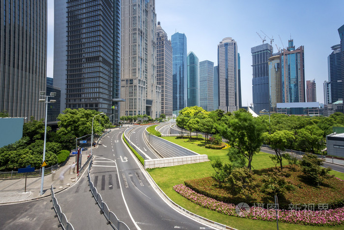 现代化的高楼大厦和市城市道路