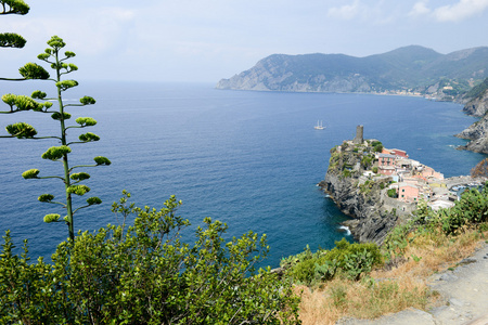 多彩的村庄 Vernazza 和海洋海岸美丽的景色