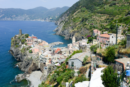 多彩的村庄 Vernazza 和海洋海岸美丽的景色