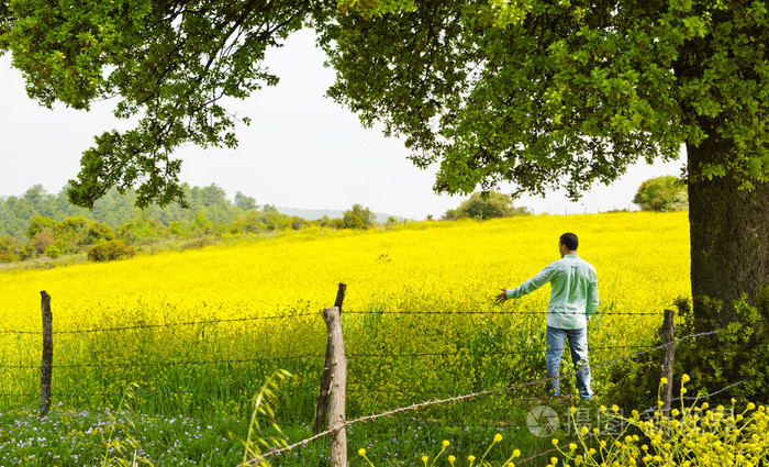 男人站在字段中