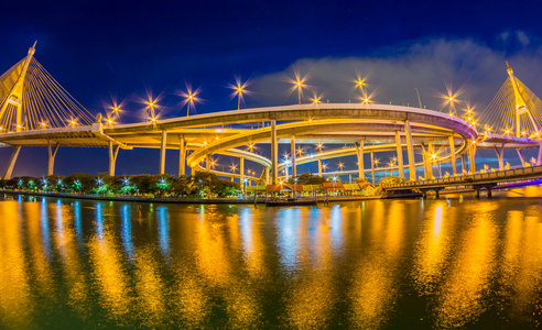 在暮光之城江大桥图片