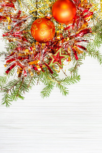 星和两个橙色圣诞小玩意和树枝在纸上