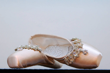 美丽的点缀的芭蕾舞鞋图片