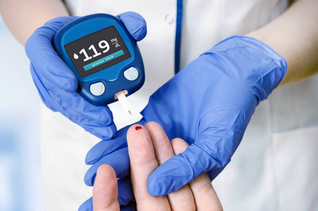 医生女人测量血糖水平在医院特写