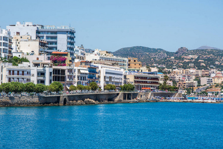 阿基利翁市和 Voulismeni 湖，希腊克里特岛