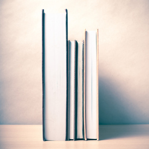 她正在找另一本书带她去.年轻的美看起来梦幻般的打开书,站起来.