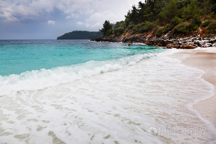 Saliara 海滩 称为大理石，美丽的白色沙滩，在 Th