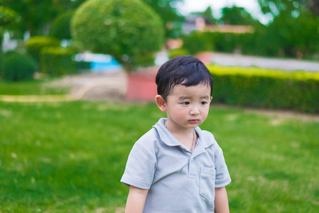 在阳光下，操场上的亚洲小孩浅 D