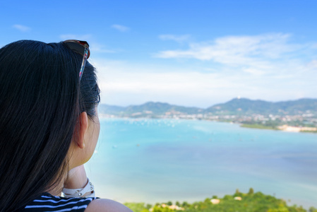 女游客看在普吉岛，泰国海洋