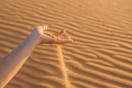 沙子从指间滑落