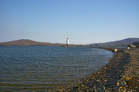 在海填补到灯塔去 ，海海滩线中间这条路