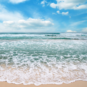 海浪和蓝蓝的天空