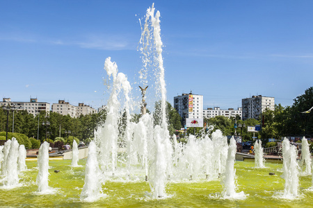 普希金诺，俄罗斯   在 2015 年 6 月 18 日。在林荫大道上的喷泉片段