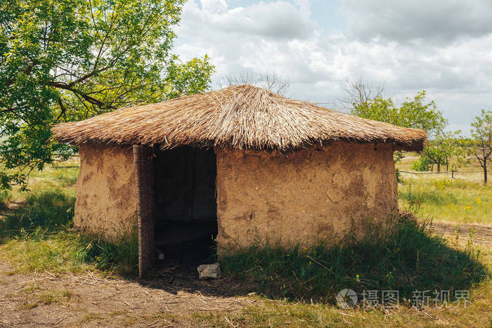 老圆茅草屋顶的房子