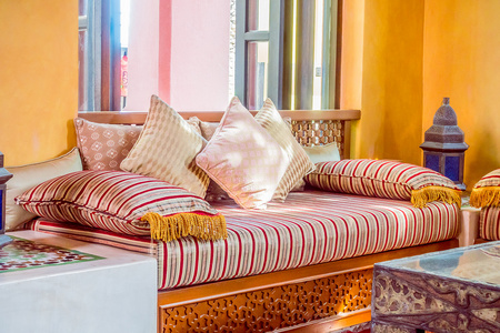 在与摩洛哥风格的沙发上的枕头