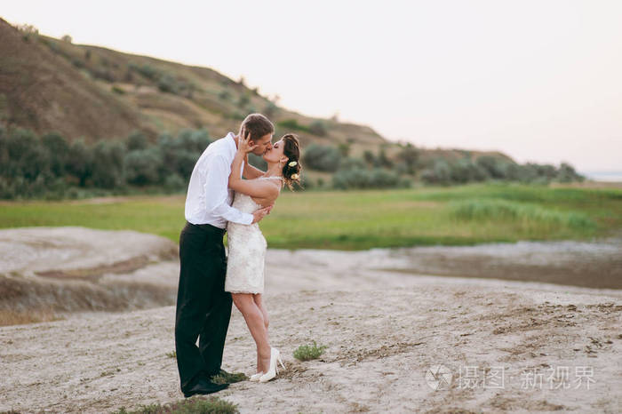 恩爱的小夫妻在散步在高原上