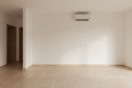 内部的新公寓,空客厅,瓷砖的地板照片