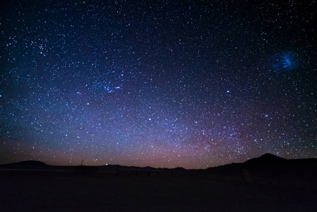 雄伟的麦哲伦星云，卓著明亮，捕获从南美洲玻利维亚的卫生局高地