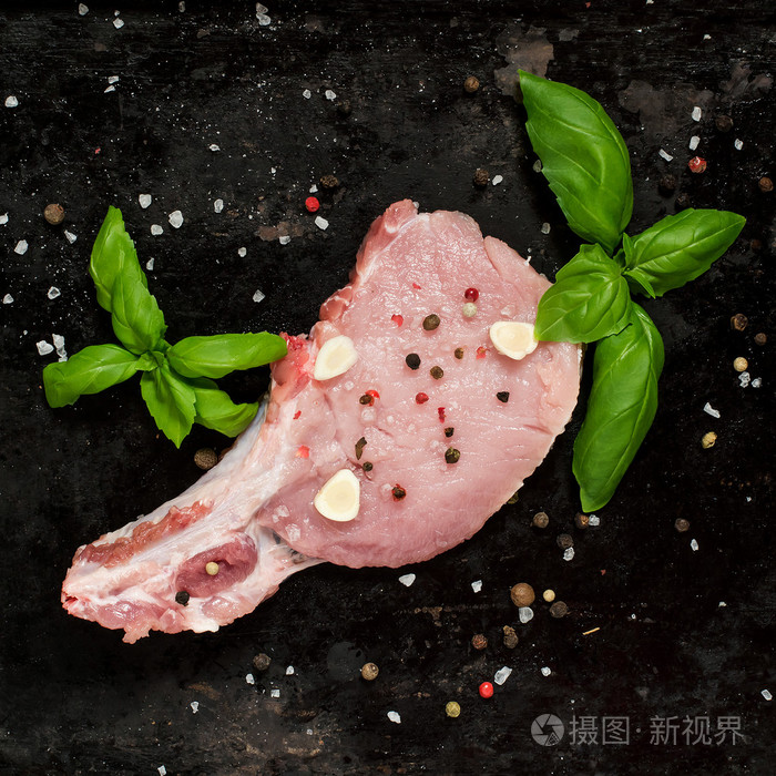 新鲜猪腰排加香料和罗勒