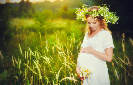 美丽的花环在夏天自然放松怀孕女人