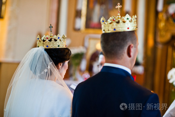 新婚夫妇在教堂的婚礼仪式上的冠