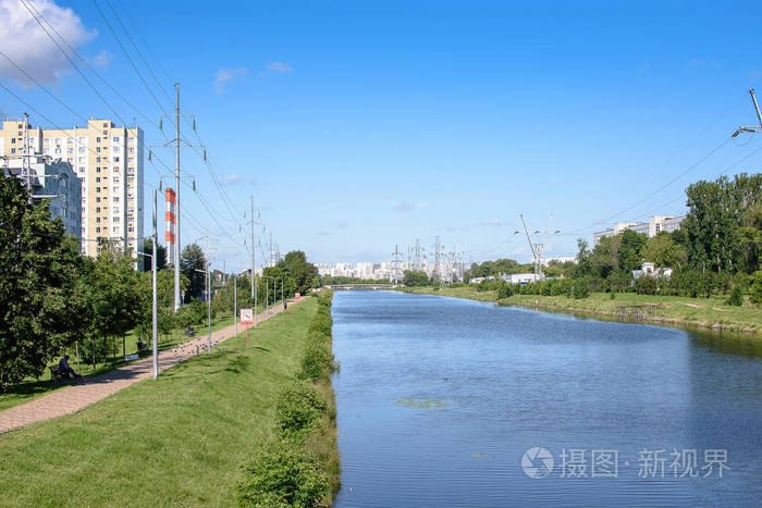 城市河流与房子的视图