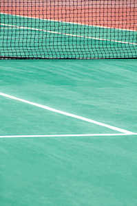 网格在网球场上。伟大的网球背景