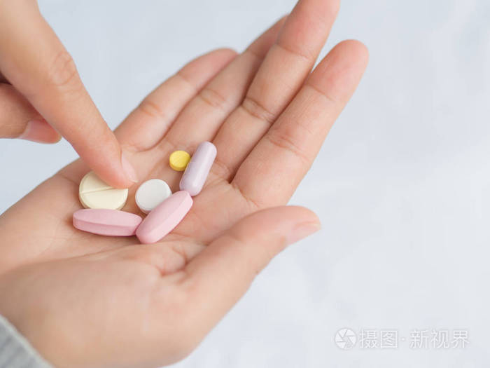 特写女人手抱着一颗药丸.医疗保健, 医疗补充概念