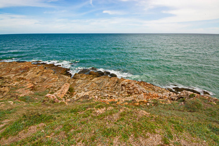 与蓝夏一波壮观的大海。夏季海面背景